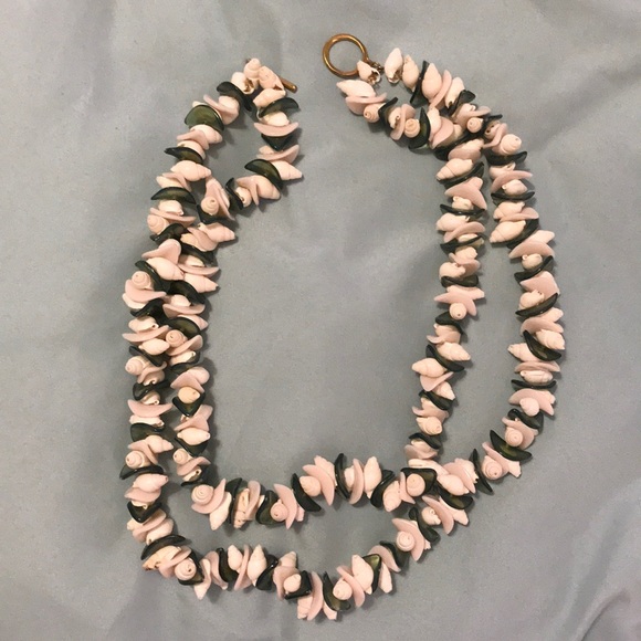 Banana Republic Shell Necklace - Picture 1 of 3
